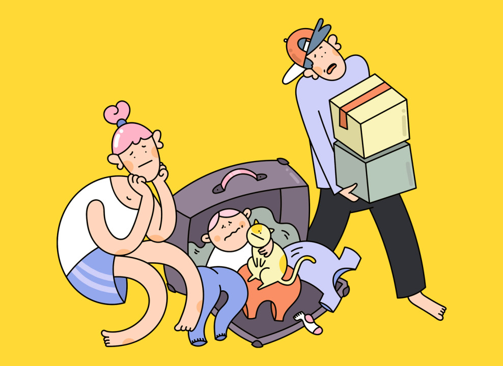 Родители переезжают, ребенок сидит в чемодане с котом. Иллюстрация Лизы Стрельцовой для НЭН