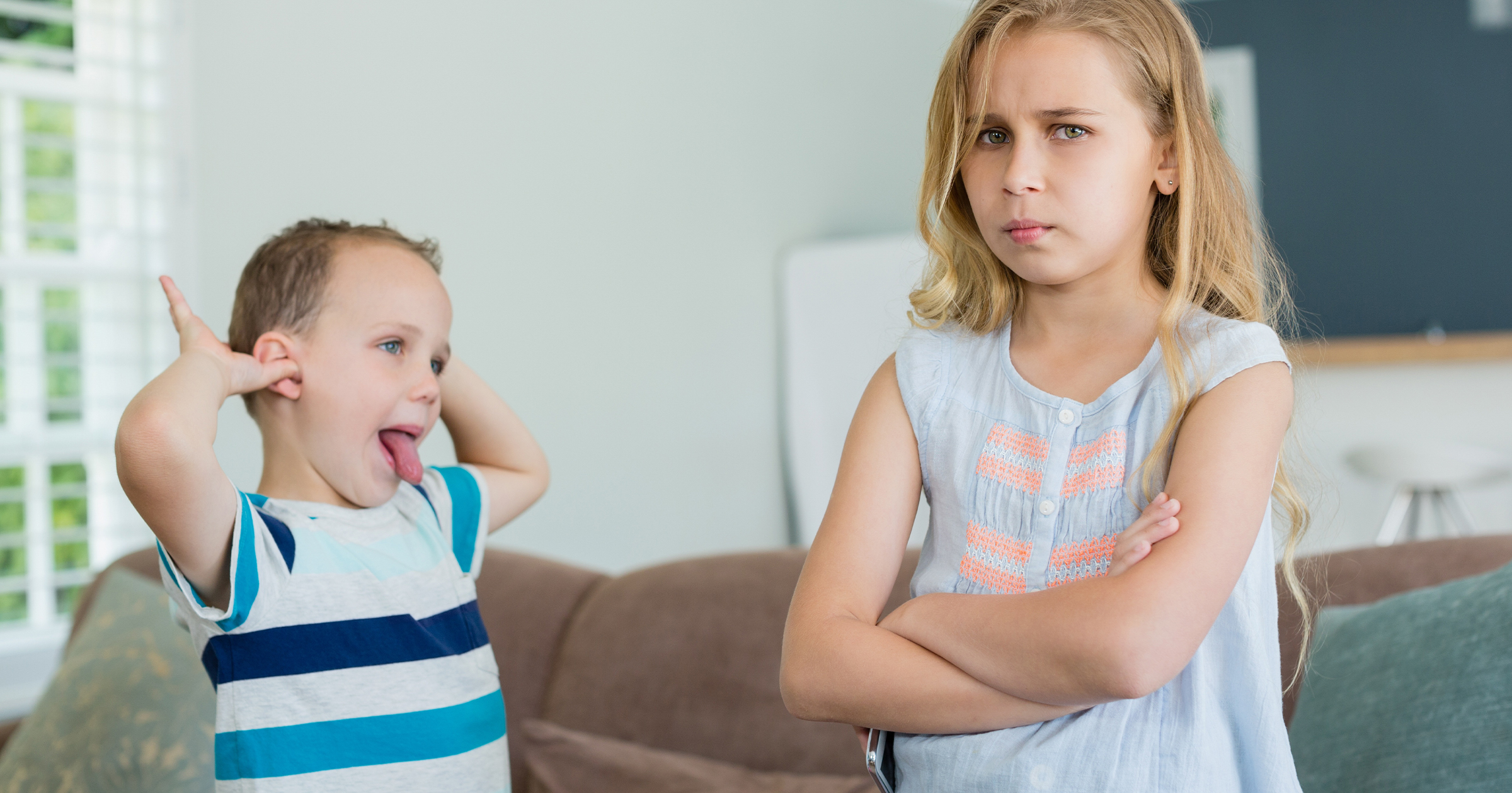 плохое поведение ребенка. сестренка учит брата. брат дразнит сестренку. старший брат дразнит. соблазнительная сестренка.