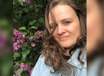 «Это не я поломалась как мама — есть люди, у которых происходит то же самое». Как равные консультанты помогают женщинам с детьми