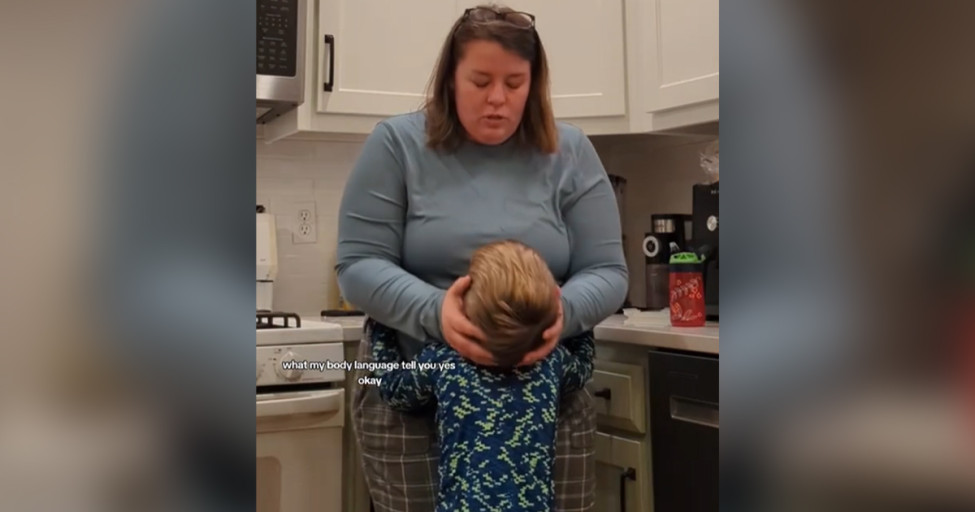 Сын с друзьями маму дома. Фотосессия мама и взрослый сын. Совратила ребенка. Мама с ребенком на кухне. Встреча с родителями.