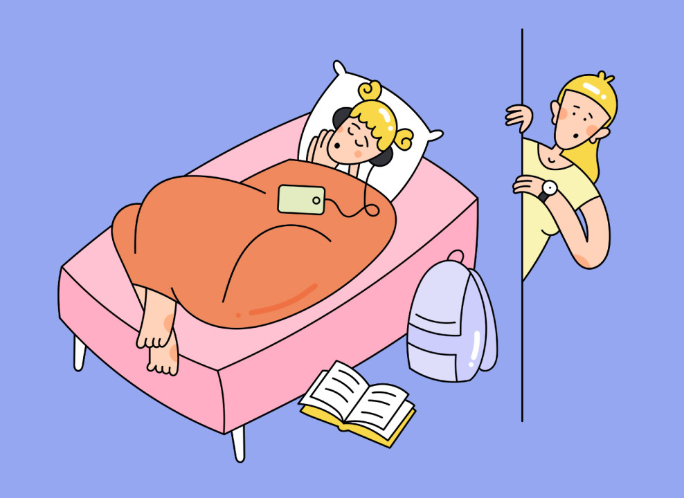 Ребенок спит на кровати. Родитель заглядывает в комнату. Иллюстрация Насти Железяк для НЭН 