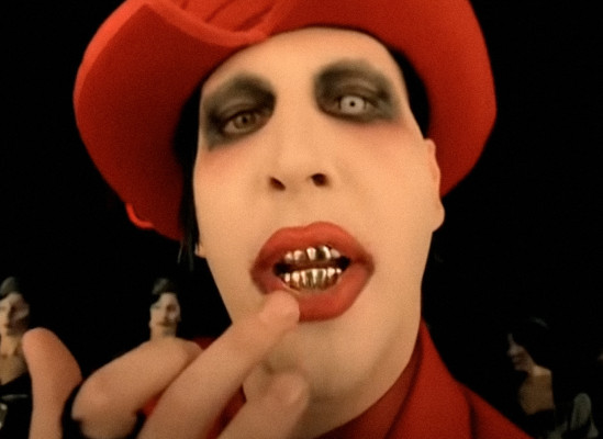 Кадр из клипа: Marilyn Manson - mOBSCENE