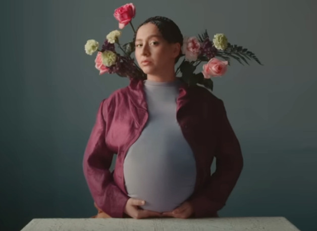 Кадр: MANIZHA - TUMMY