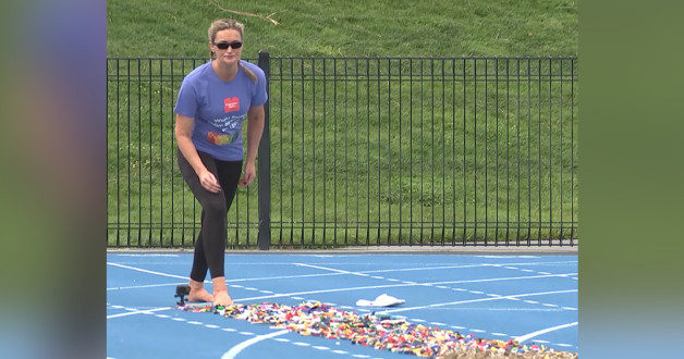 Скриншот: Mum makes painful barefoot LEGO sprint | 1News/TVNZ+ | Youtube