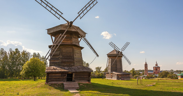Ветряные мельницы в Музее деревянного зодчества, Суздаль | Фото: Bragin Alexey | Shutterstock