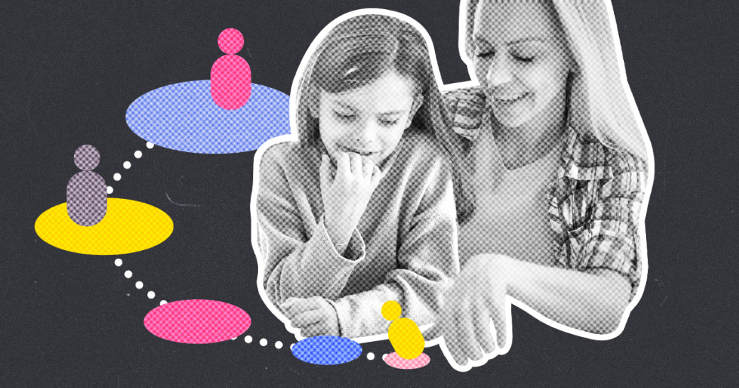 Мама и дочка играют в настольную игру. Коллаж с фото: Mladen Zivkovic | Shutterstock | Fotodom 