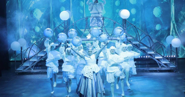 Фото: официальный сайт Детского музыкального театра юного актера, кадры спектакля «Тайна Снежной Королевы» (https://dmtya.ru/repertoire/shkola-snezhnoy-korolevy/)