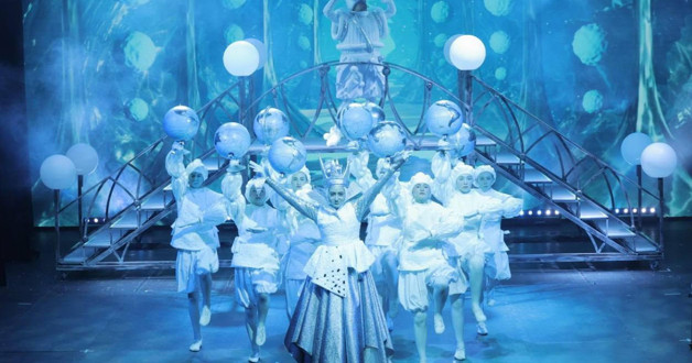 Фото: официальный сайт Детского музыкального театра юного актера, кадры спектакля «Тайна Снежной Королевы» (https://dmtya.ru/repertoire/shkola-snezhnoy-korolevy/)