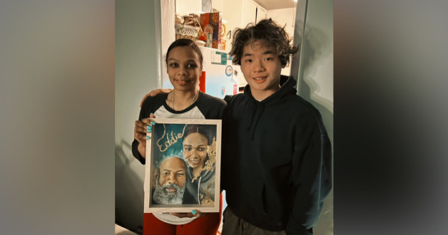 Скриншот из видео на странице The Eternal Canvas Foundation, демонстрирующий работу Хью Сэтиа и реакции семей | Источник: EternalCanvas.org