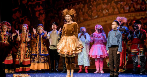 Фото: кадр спектакля «Каштанка», официальный сайт «МГАТ «Русская песня» | https://folkteatr.ru/plays/muzykalnyj-spektakl-kashtanka/