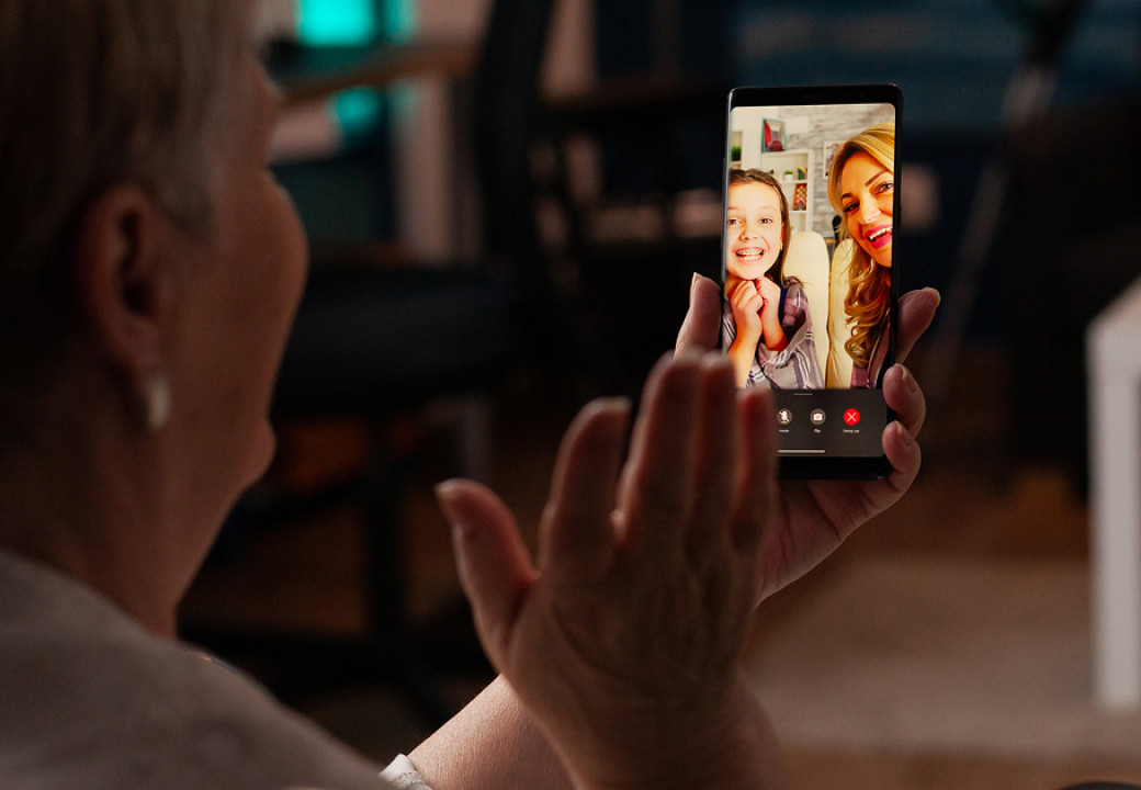 Бабушка говорит с внучкой через телефон. Фото: DC Studio | Shutterstock | Fotodom