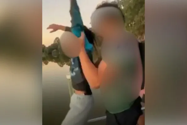 «Я не умею плавать!»: в Австралии школьника бросили в озеро и выложили видео в TikTok