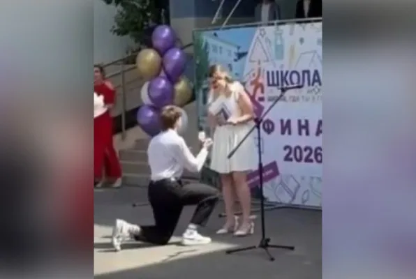 Выпускник из Тюмени сделал предложение своей девушке на выпускном