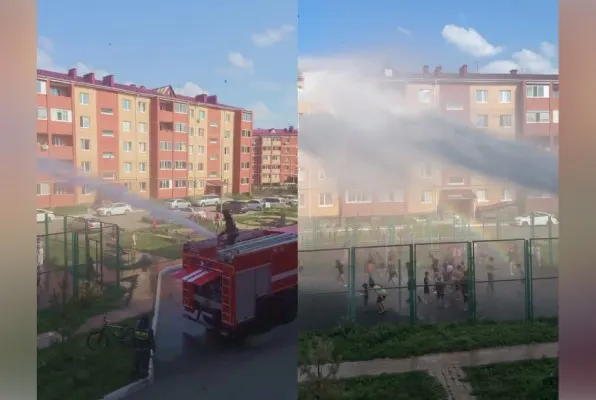 Пожарные в Костанае устроили для детей аквапарк прямо во дворах