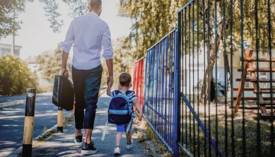 «Он забудет через пять минут. А тебе будет хреново всю оставшуюся жизнь»: отцы — о первом дне ребенка в детском саду