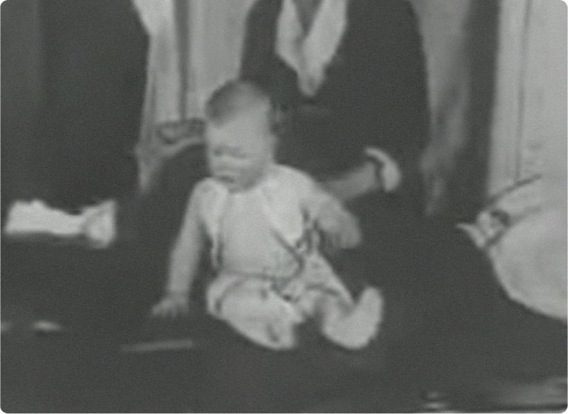 Скриншот из видео Эксперимент «Маленький Альберт» 1920 | Little Albert experiment 1920 |  медиафайл находится в общественном достоянии https://ru.wikipedia.org/wiki/Файл:Little_Albert_experiment_(1920).webm