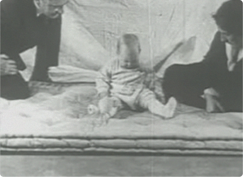 Скриншот из видео Эксперимент «Маленький Альберт» 1920 | Little Albert experiment 1920 |  медиафайл находится в общественном достоянии https://ru.wikipedia.org/wiki/Файл:Little_Albert_experiment_(1920).webm